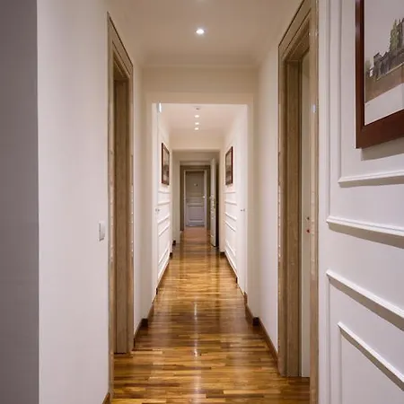 Lory House 4*